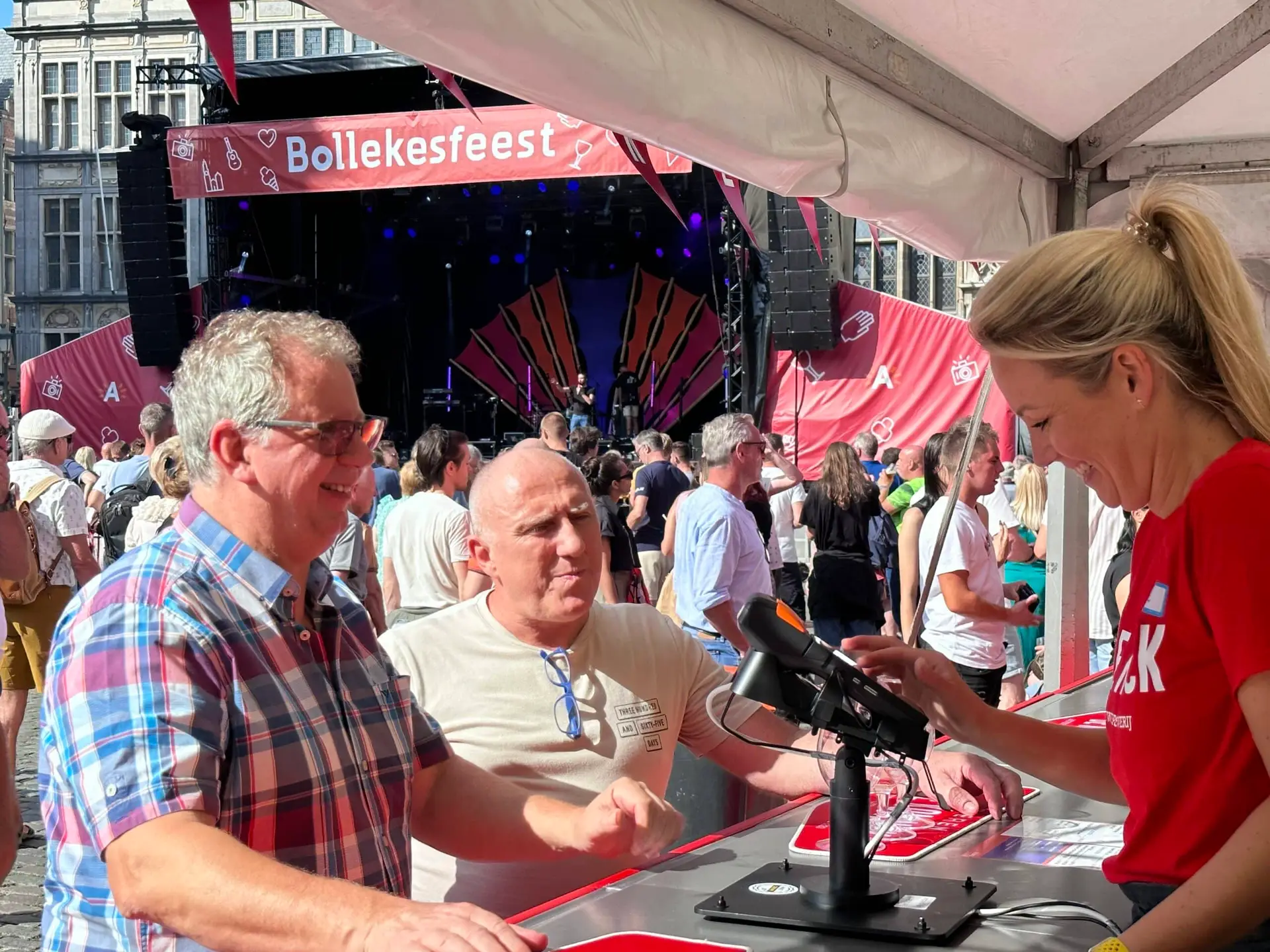 Bestellen aan de bar | Neem efficiënt bestellingen op aan de bar en reken direct af. Besteloplossingen Wat Drink Je. Bollekesfeest Antwerpen.